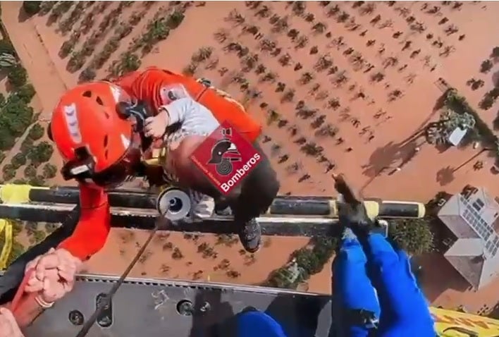 Bomberos de Alicante rescatan con helicóptero a un bebé de un año y a su madre Bomberos de Alicante rescatan con helicóptero a un bebé de un año y a su madre