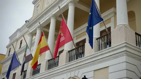Las banderas del Ayuntamientos de Badajoz ondeará a media asta en señal de duelo por la DANA