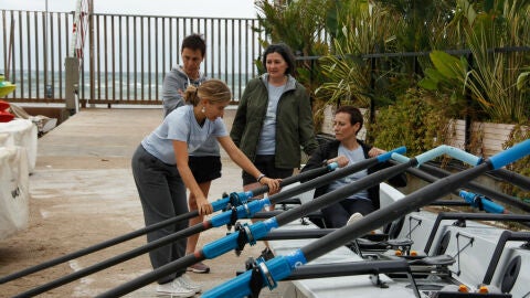 Participants del projecte 'Nereida' aprenent a remar