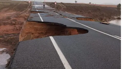 Graves daños en las vías que unen la Serranía Media de Cuenca con el interior de Valencia Graves daños en las vías que unen la Serranía Media de Cuenca con el interior de Valencia