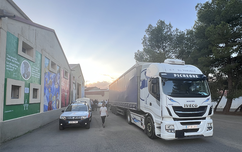 Un primer tráiler sale de Almagro hacia Valencia con ayuda Un primer tráiler sale de Almagro hacia Valencia con ayuda