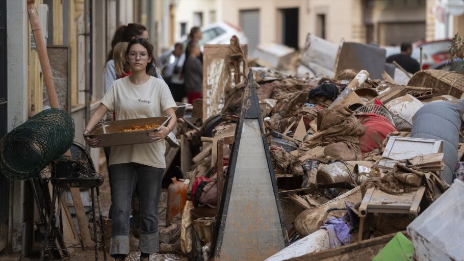 Varias personas colaboran en las labores de limpieza, a 31 de octubre de 2024, en Aldaia, Valencia, Comunidad Valenciana (Espa&ntilde;a)