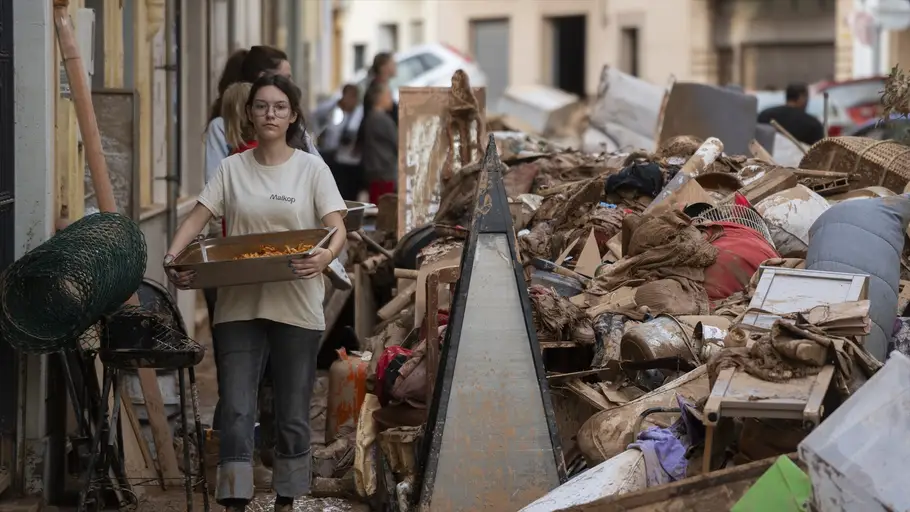 Varias personas colaboran en las labores de limpieza, a 31 de octubre de 2024, en Aldaia, Valencia, Comunidad Valenciana (España) Varias personas colaboran en las labores de limpieza, a 31 de octubre de 2024, en Aldaia, Valencia, Comunidad Valenciana (España)