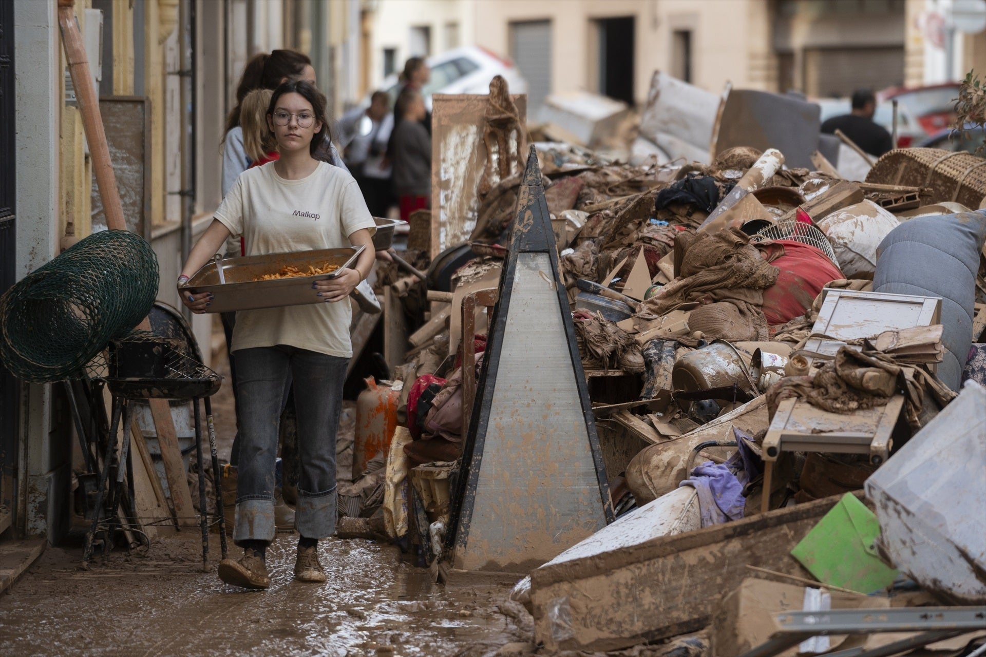 Reparto de comida y productos básicos: vecinos y ONGs se ponen en marcha para abastecer a los afectados Reparto de comida y productos básicos: vecinos y ONGs se ponen en marcha para abastecer a los afectados
