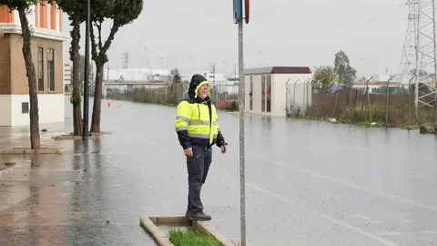 Una persona intenta cruzar una calle inundada en la barriada Bazán en San Fernando (Cádiz). Una persona intenta cruzar una calle inundada en la barriada Bazán en San Fernando (Cádiz).
