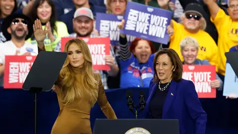 La candidata presidencial demócrata, la vicepresidenta estadounidense Kamala Harris, es presentada por la actriz y cantante Jennifer López durante un mitin La campaña electoral de EEUU llega a su recta final con las mujeres como protagonistas