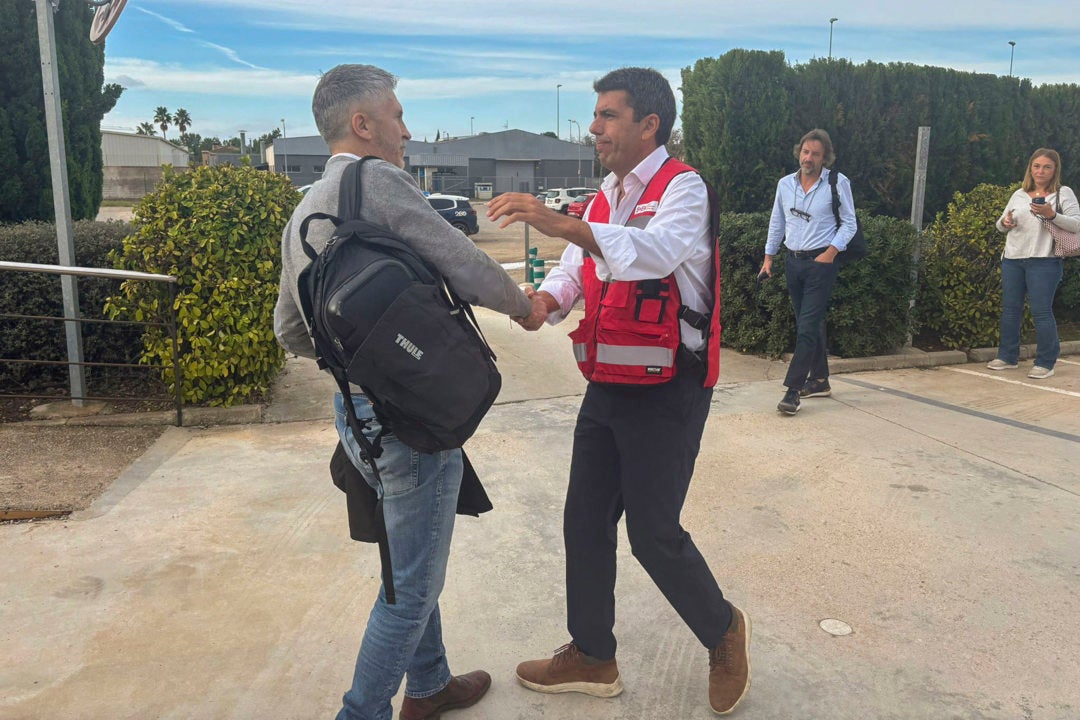 Mazón ordena a la gente que se está desplazando para ayudar que "vuelvan a sus casas" Mazón ordena a la gente que se está desplazando para ayudar que "vuelvan a sus casas"