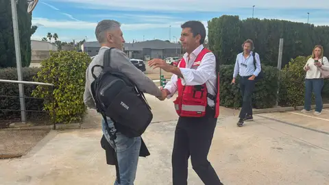 El presidente de la Generalitat, Carlos Mazón, saluda al ministro del Interior, Fernando Grande-Marlaska Mazón ordena a la gente que se está desplazando para ayudar que "vuelvan a sus casas"