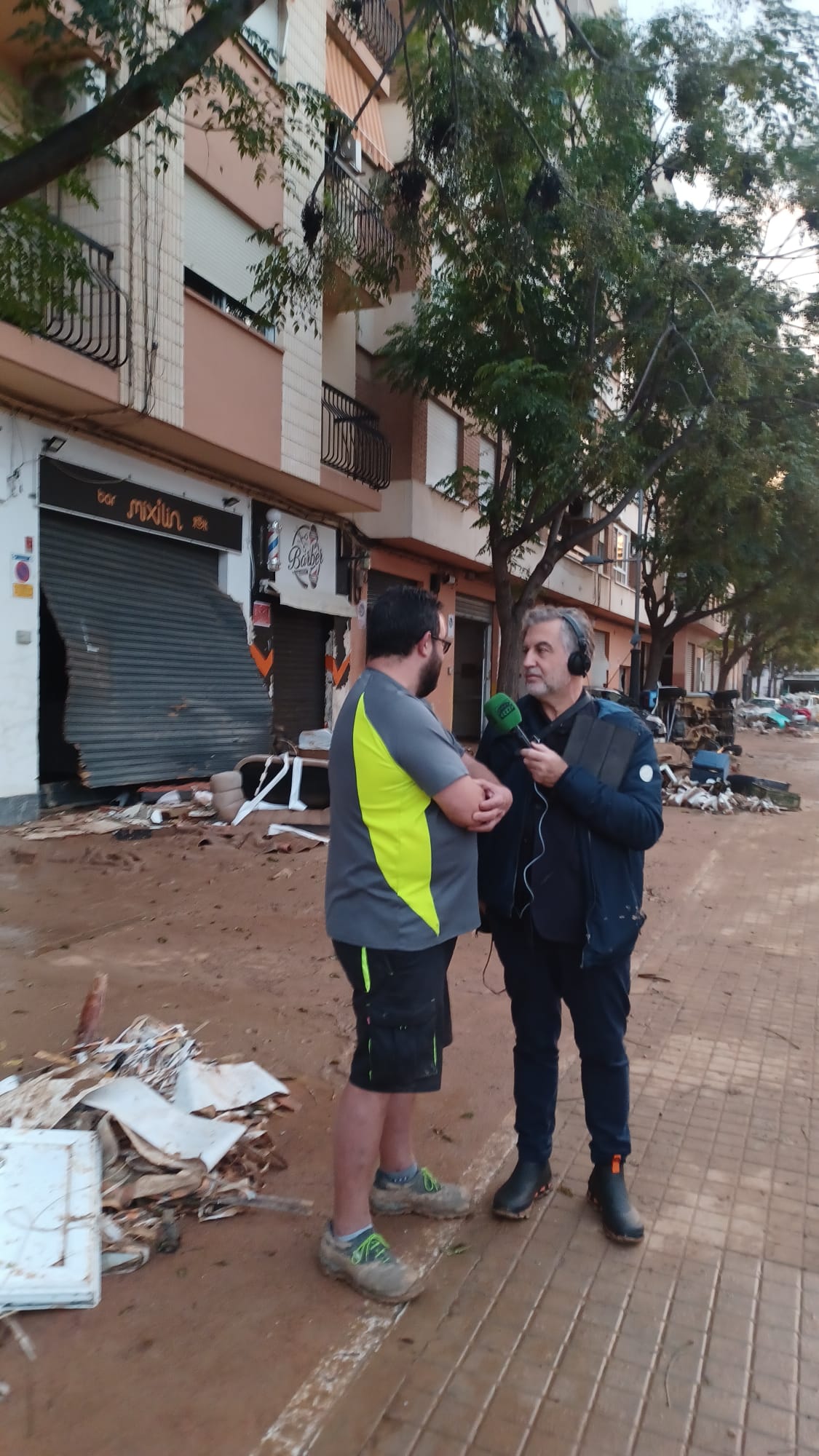 Vecinos de las zonas afectadas por la DANA piden ayuda inmediata: "Aquí no ha venido nadie, nos han olvidado" Vecinos de las zonas afectadas por la DANA piden ayuda inmediata: "Aquí no ha venido nadie, nos han olvidado"