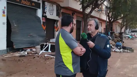 Vecino de la zona afectada por la DANA hablando con Carlos Alsina Vecino de la zona afectada por la DANA hablando con Carlos Alsina