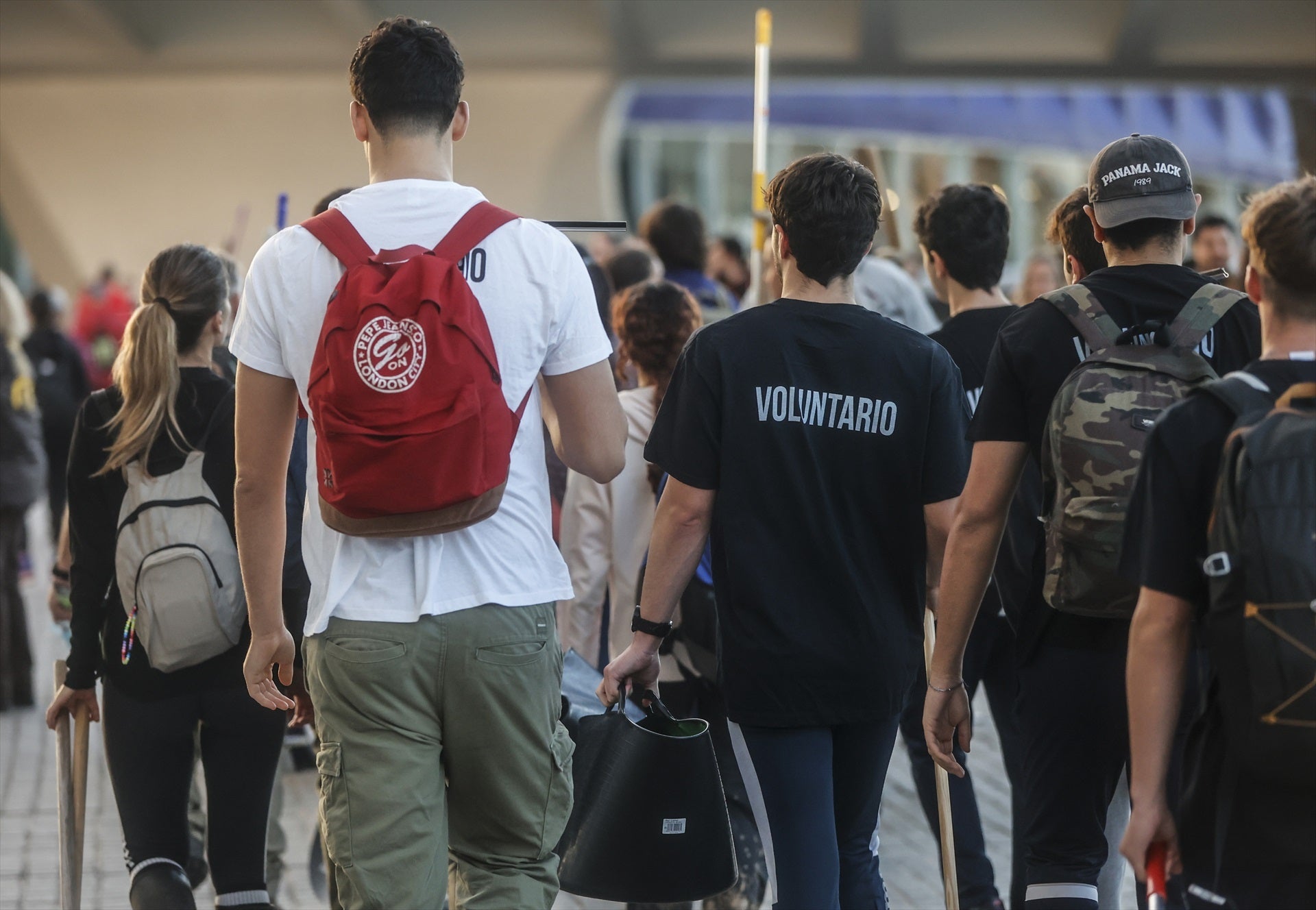 El primer día de organización de voluntariado desplaza a miles de personas a las zonas más afectadas por la Dana El primer día de organización de voluntariado desplaza a miles de personas a las zonas más afectadas por la Dana