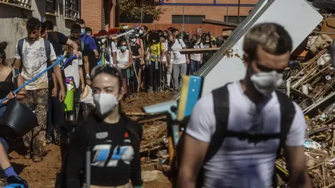 Miles de voluntarios se desplazan hacia las zonas más afectadas por la Dana en el primer día de organización del voluntariado Miles de voluntarios se desplazan hacia las zonas más afectadas por la Dana en el primer día de organización del voluntariado