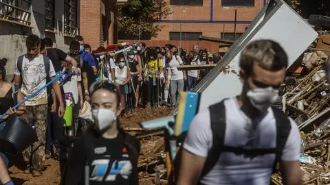 Imagen de archivo de la multitud de voluntarios llegados a las zonas más afectadas por la Dana en Valencia Imagen de archivo de la multitud de voluntarios llegados a las zonas más afectadas por la Dana en Valencia