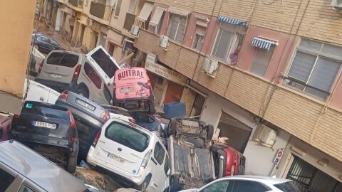 Una monta&ntilde;a de coches apilados en una calle de Benet&uacute;sser