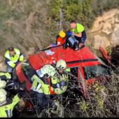 Agentes de policía y bomberos en el lugar del accidente