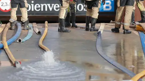 Continúan los trabajos de rescate en Valencia con especial preocupación en el parking de Bonaire Continúan los trabajos de rescate en Valencia con especial preocupación en el parking de Bonaire