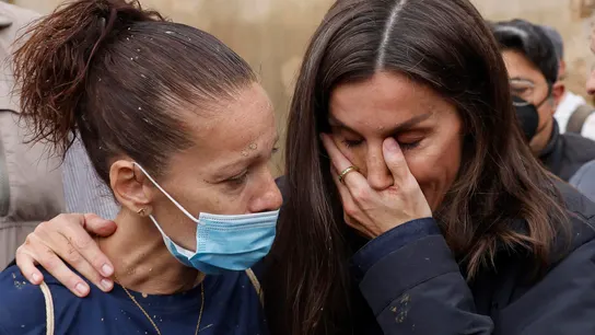 La reina Letizia, con una vecina de Paiporta La reina Letizia, con una vecina de Paiporta