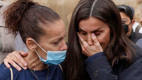 La reina Letizia, con una vecina de Paiporta