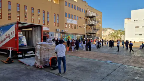Ayuda recogida en Elda cargándose en el camión que la ha trasladado a Valeència. Ayuda recogida en Elda cargándose en el camión que la ha trasladado a Valeència.