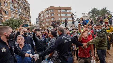 Imagen de los disturbios de Paiporta durante la visita de los Reyes, Pedro Sánchez y Carlos Mazón Imagen de los disturbios de Paiporta durante la visita de los Reyes, Pedro Sánchez y Carlos Mazón