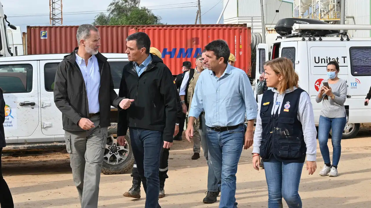 Pedro Sánchez, tras ser evacuado por seguridad en Paiporta: "Son actos absolutamente marginales" Pedro Sánchez, tras ser evacuado por seguridad en Paiporta: "Son actos absolutamente marginales"