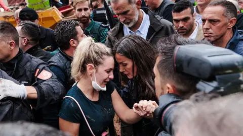 La Reina Letizia escucha a una vecina de Paiporta durante los disturbios en una de las zonas más afectadas por la Dana La Reina Letizia escucha a una vecina de Paiporta durante los disturbios en una de las zonas más afectadas por la Dana