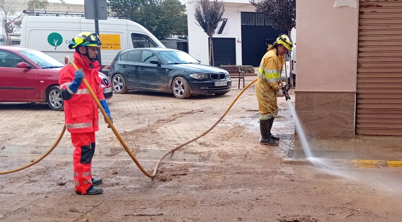 Bomberos y voluntarios de protección civil de Cantabria trabajan en Algemesí y Alcudia Bomberos y voluntarios de protección civil de Cantabria trabajan en Algemesí y Alcudia