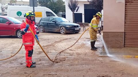 Bomberos y voluntarios de protecci&oacute;n civil de Cantabria trabajan en Algemes&iacute; y Alcudia