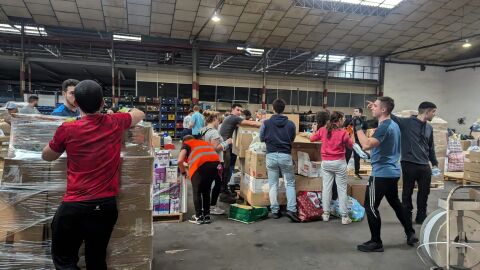 Imagen de voluntarios agrupando productos en el almac&eacute;n de La Cooperativa.