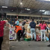 Imagen de voluntarios agrupando productos en el almacén de La Cooperativa. Imagen de voluntarios agrupando productos en el almacén de La Cooperativa.