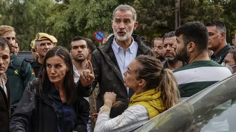 El Rey Felipe VI y la Reina Letizia durante su visita a una zona afectada por la DANA, El Rey Felipe VI y la Reina Letizia durante su visita a una zona afectada por la DANA,/ Rober Solsona / Europa Pres