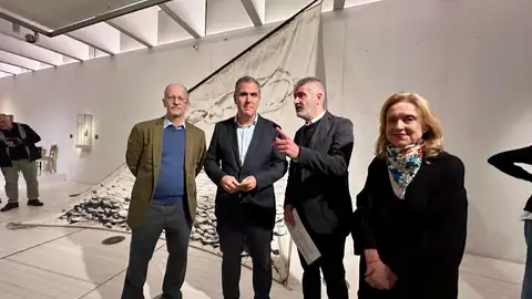 Unha nova exposición mecida polo “Vento” no Museo de Pontevedra O vicepresidente da Deputación, Rafa Domínguez, no Museo de Pontevedra co o artista, Alberto Baraya, e do comisario, Iñaki Martínez Antelo.