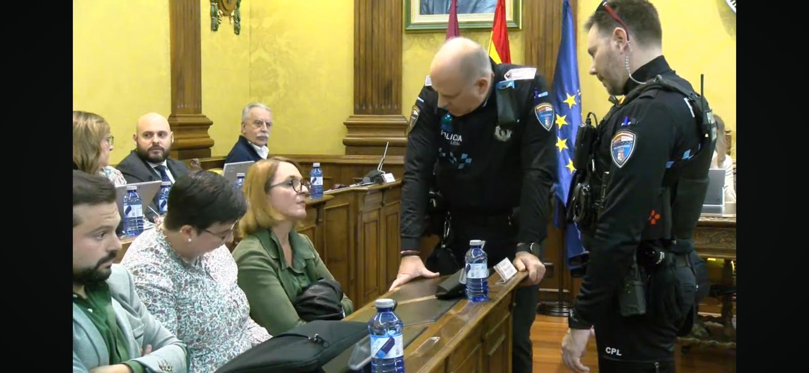 La portavoz del Grupo Municipal Popular de Valdepeñas sale escoltada por la Policía Local del salón de Plenos La portavoz del Grupo Municipal Popular de Valdepeñas sale escoltada por la Policía Local del salón de Plenos