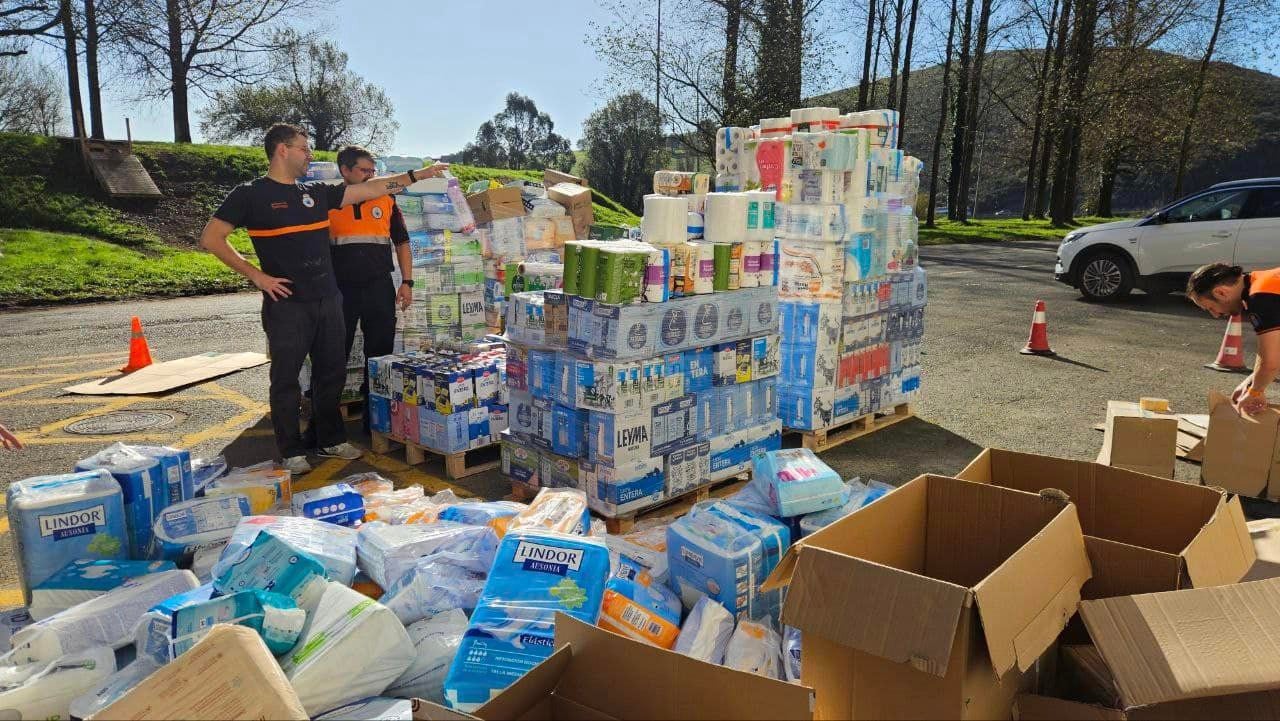 La solidaridad de los compostelanos desborda a Protección Civil La solidaridad de los compostelanos desborda a Protección Civil