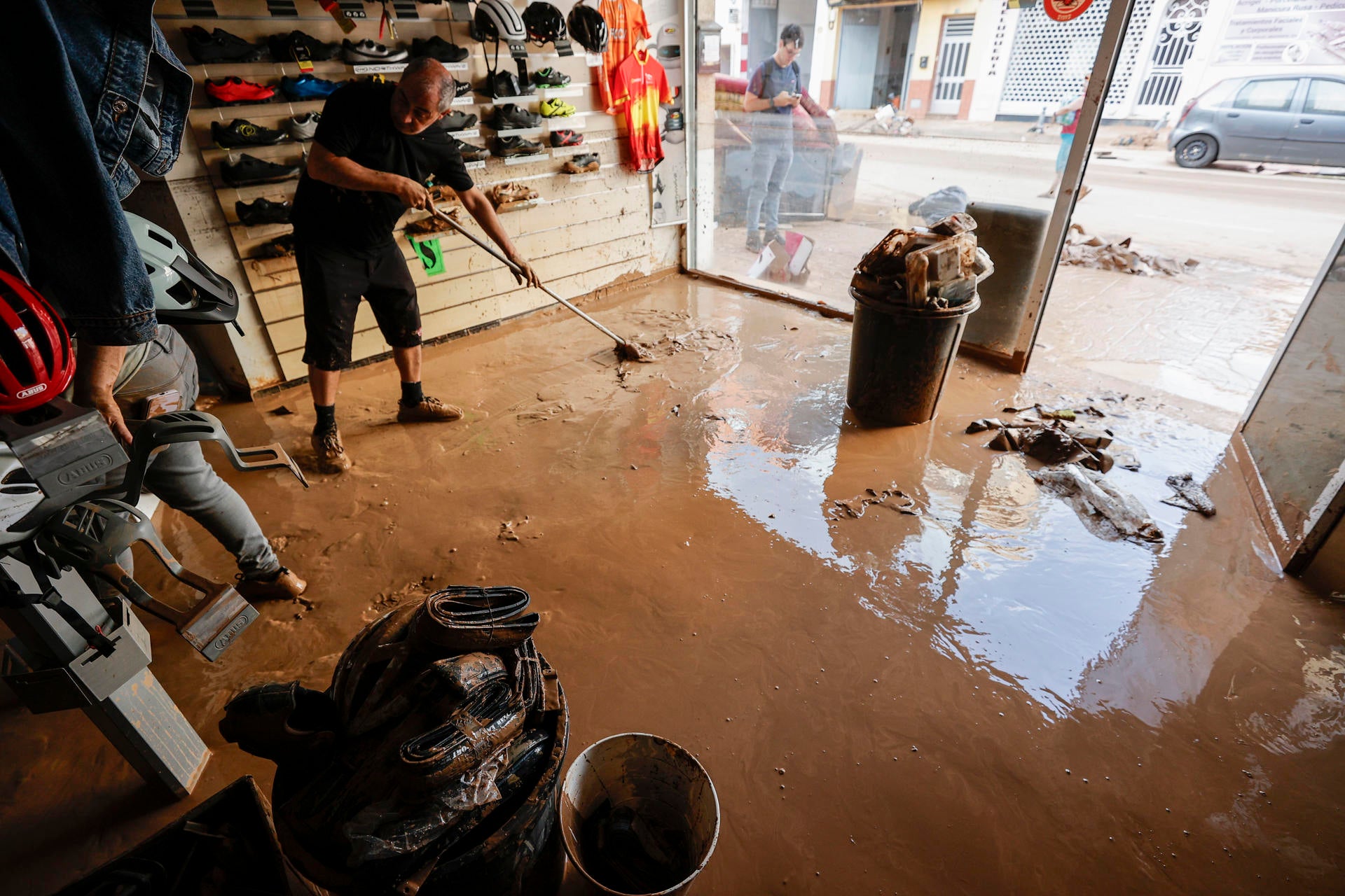 Comerciantes, hosteleros y autónomos reclaman un adelanto del 50% del pago de los seguros a empresas de menos de cinco trabajadores Comerciantes, hosteleros y autónomos reclaman un adelanto del 50% del pago de los seguros a empresas de menos de cinco trabajadores