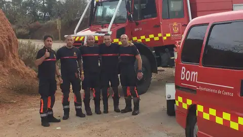 Algunos de los bomberos del Ayuntamiento de Cuenca se han desplazado a Valencia, a la pedanía de Faitanar, a ayudar en las tareas de limpieza Algunos de los bomberos del Ayuntamiento de Cuenca se han desplazado a Valencia, a la pedanía de Faitanar, a ayudar en las tareas de limpieza