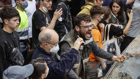 Varias personas increpan a los Reyes, el presidente del Gobierno y el presidente de la Generalitat valenciana, durante su visita a una zona afectada por la DANA, a 3 de noviembre de 2024, Varias personas increpan a los Reyes, el presidente del Gobierno y el presidente de la Generalitat valenciana, durante su visita a una zona afectada por la DANA, a 3 de noviembre de 2024,