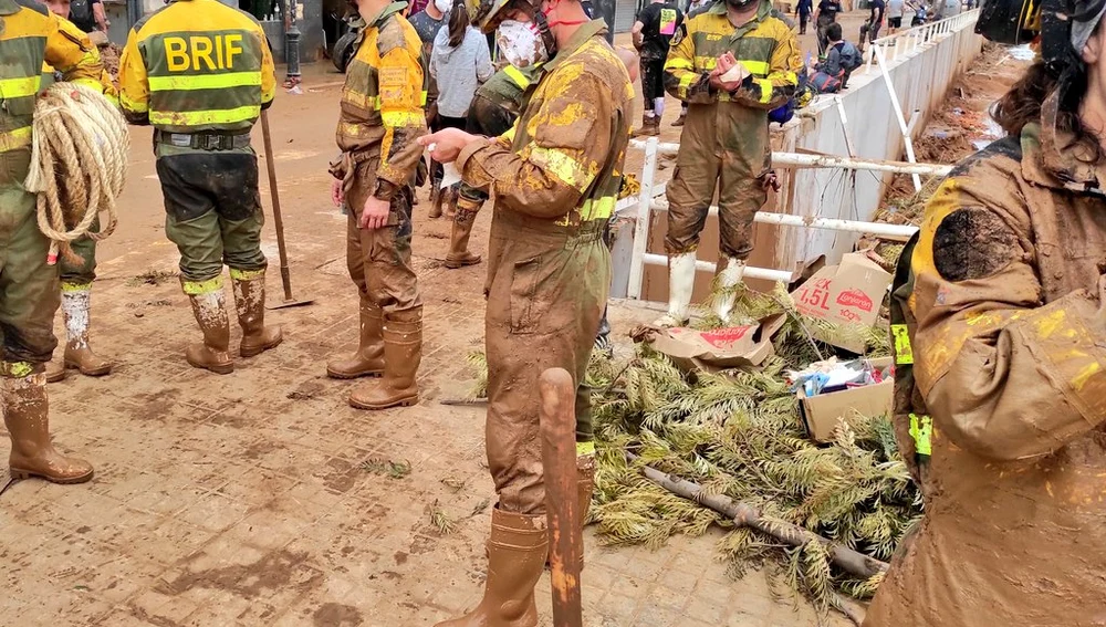Efectivos de la BRIF de Prado de los Esquiladores, de Cuenca, en las tareas de limpieza Efectivos de la BRIF de Prado de los Esquiladores, de Cuenca, en las tareas de limpieza