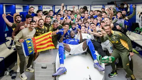 3-11-2024 Los jugadores del Real Oviedo celebran la victoria ante el Burgos 3-11-2024 Los jugadores del Real Oviedo celebran la victoria ante el Burgos