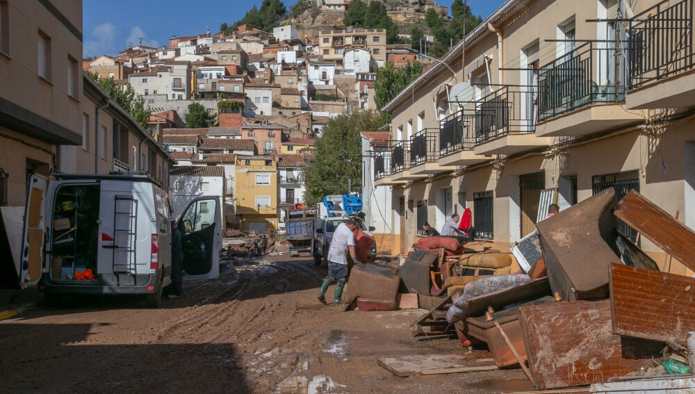 Mira intenta limpiar los daños de las inundaciones