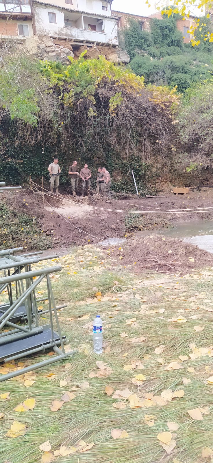 El Ejército construye una pasarela peatonal en Landete, partido en dos por la DANA El Ejército construye una pasarela peatonal en Landete, partido en dos por la DANA