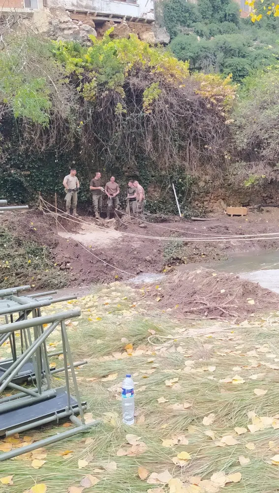 La pasarela se construye a unos 100 metros del puente dañado por la DANA La pasarela se construye a unos 100 metros del puente dañado por la DANA