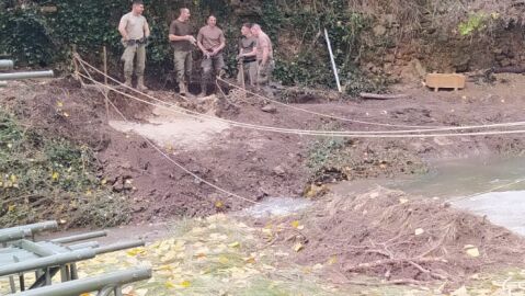 La pasarela se construye a unos 100 metros del puente dañado por la DANA