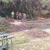 La pasarela se construye a unos 100 metros del puente dañado por la DANA