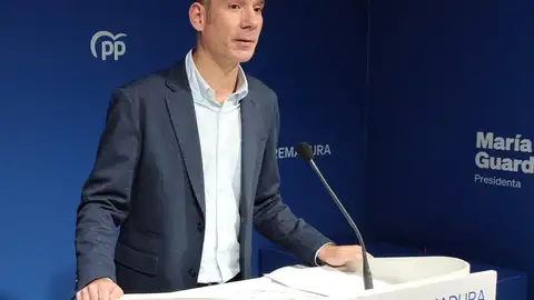 El portavoz del PP de Extremadura, José Ángel Sánchez Juliá, en la rueda de prensa de este lunes El portavoz del PP de Extremadura, José Ángel Sánchez Juliá, en la rueda de prensa de este lunes