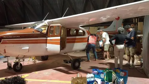 Miembros de la AAAH cargan una avioneta con alimentos y artículos de primera necesidad en el aeropuerto Son Bonet de Palma de Mallorca Miembros de la AAAH cargan una avioneta con alimentos y artículos de primera necesidad en el aeropuerto Son Bonet de Palma de Mallorca