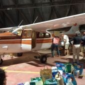 Miembros de la AAAH cargan una avioneta con alimentos y artículos de primera necesidad en el aeropuerto Son Bonet de Palma de Mallorca