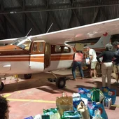 Miembros de la AAAH cargan una avioneta con alimentos y artículos de primera necesidad en el aeropuerto Son Bonet de Palma de Mallorca Miembros de la AAAH cargan una avioneta con alimentos y artículos de primera necesidad en el aeropuerto Son Bonet de Palma de Mallorca