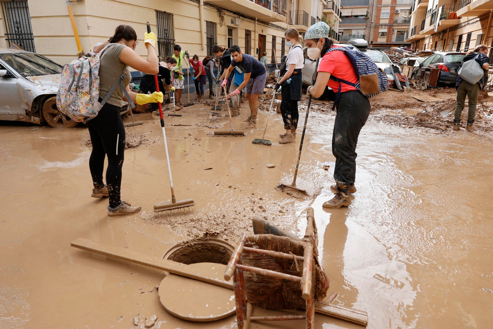 Mazón recomienda a vecinos y voluntarios con heridas vacunarse contra el tétanos ante una "posible epidemia" Mazón recomienda a vecinos y voluntarios con heridas vacunarse contra el tétanos ante una "posible epidemia"