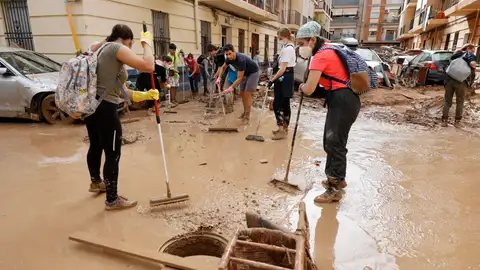Vecinos y voluntarios colaboran en las labores de limpieza en la localidad de Paiporta. Vecinos y voluntarios colaboran en las labores de limpieza en la localidad de Paiporta.